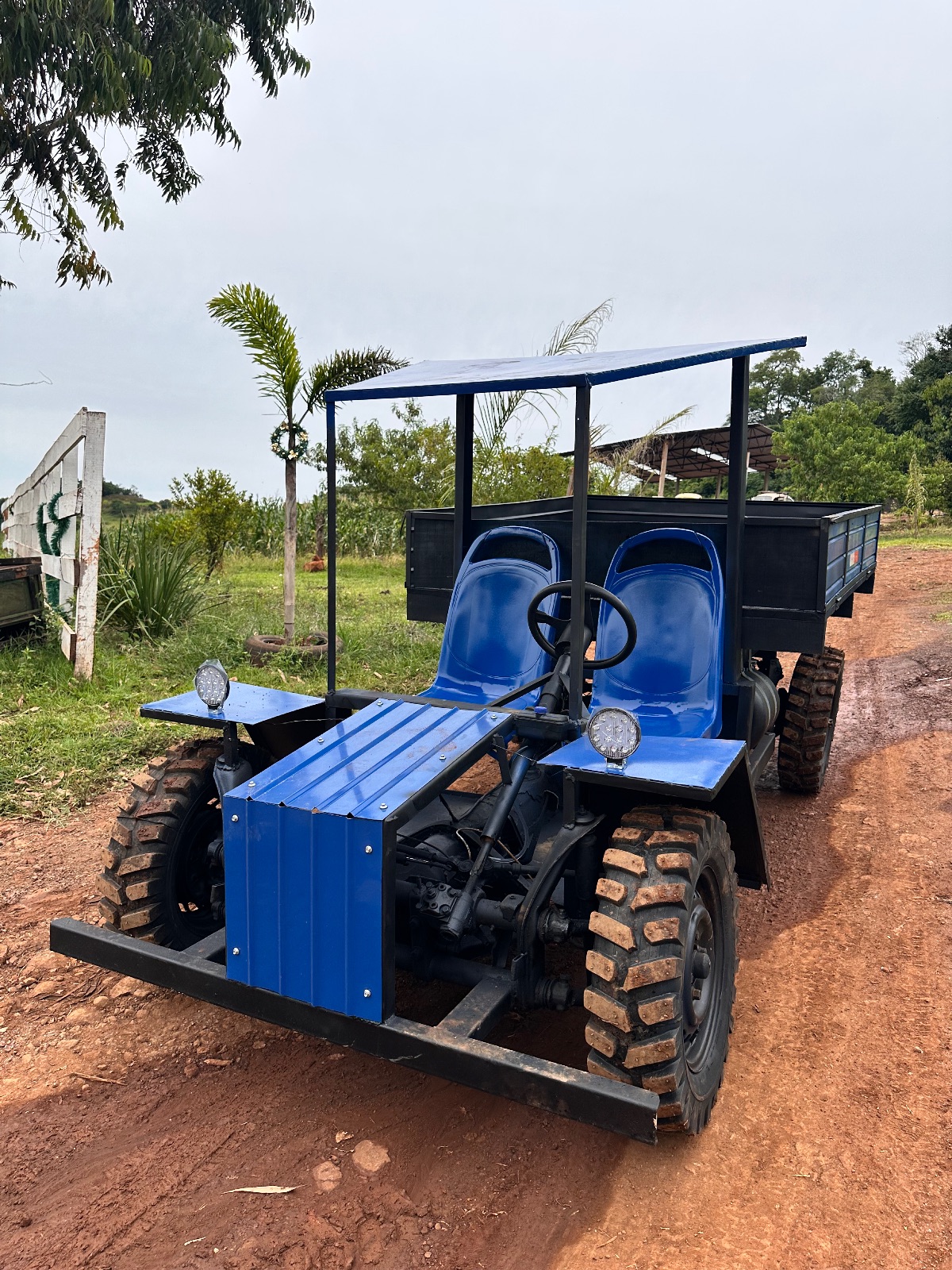 Carreta agrícola 4x2 fusca toldo em chapa e bancos individuais